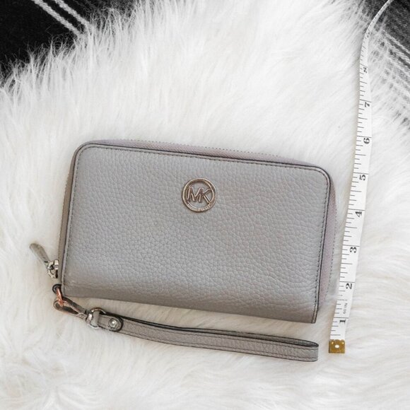 MICHAEL KORS GRAY PEBBLED LEATHER ZIP AROUND SILVER WALLET WRISTLET - Picture 3 of 12